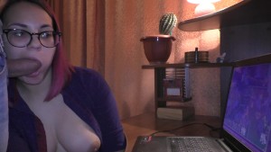 Gamer Girl does Blowjob without being distracted from the game